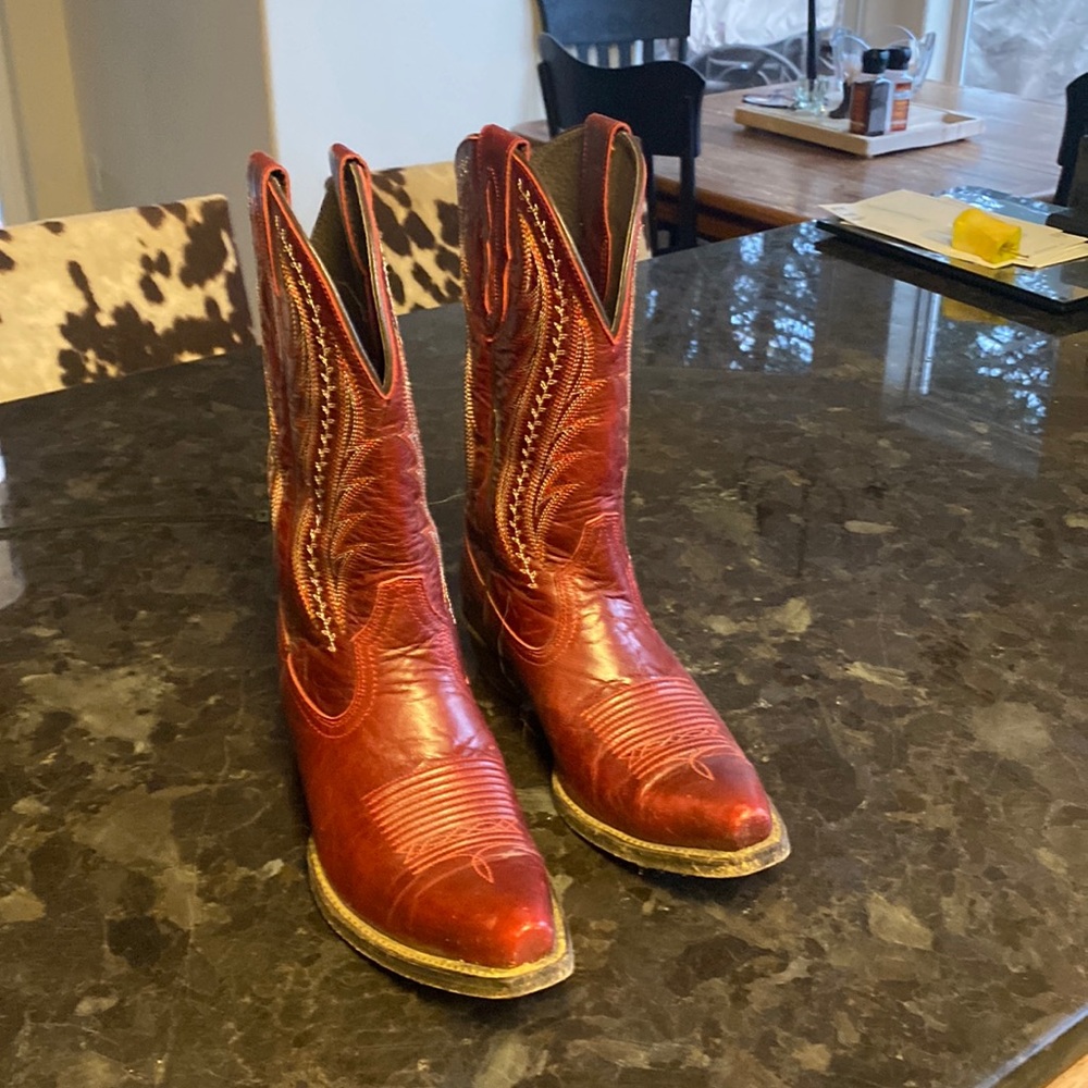 Super cute ariat pointy toe boots